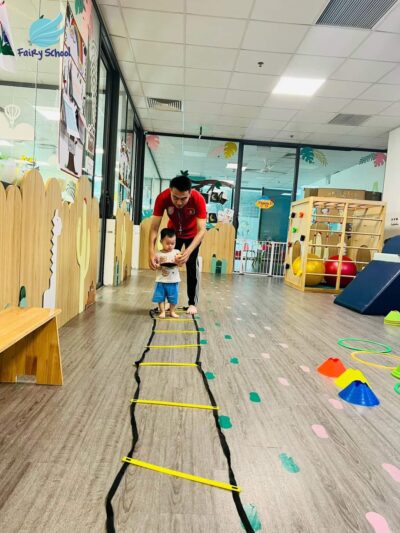 Hoạt động thể thao phối hợp giải trí trong giờ học Montessori
