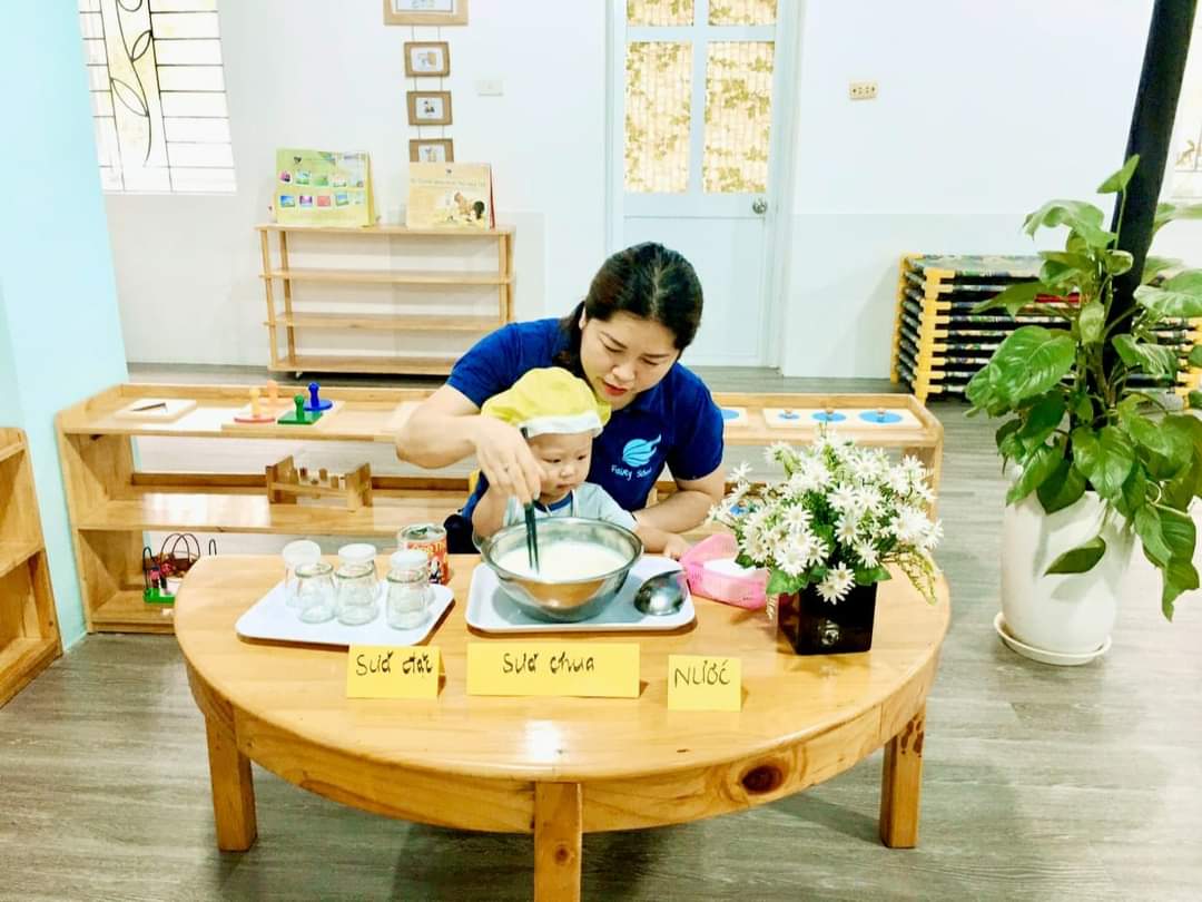 Trẻ thực hành cuộc sống thông qua tiết học Làm sữa chua