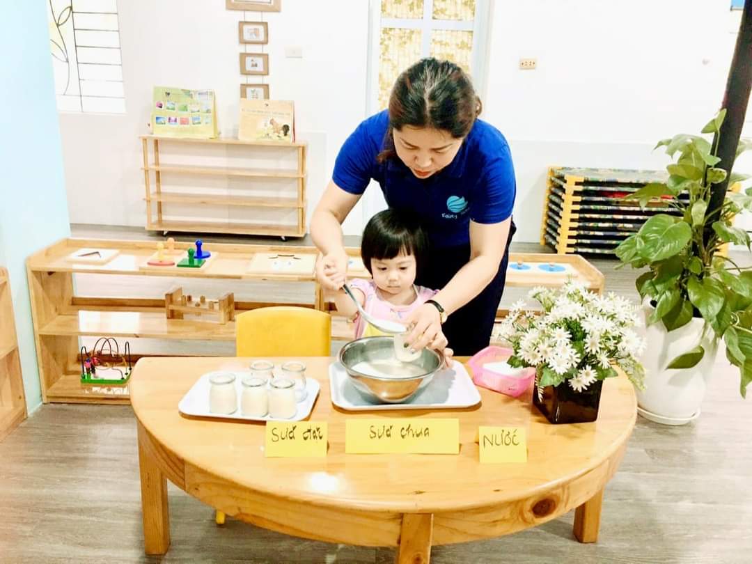 Trẻ thực hành cuộc sống thông qua tiết học Làm sữa chua