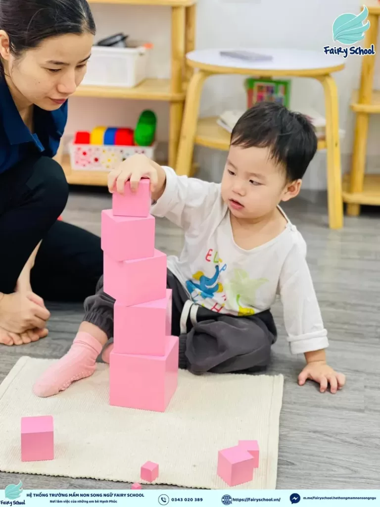 Hoạt Động Montessori Xây Tháp Chồng 2