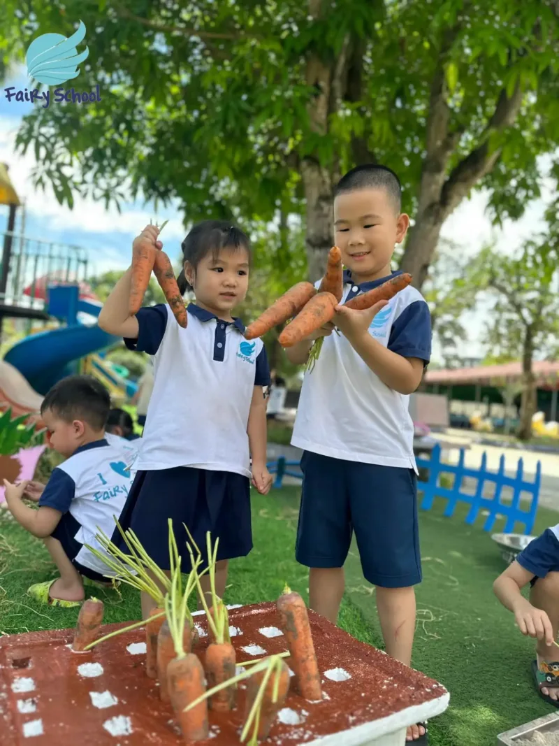 Trải Nghiệm Trại Hè Bán Trú 2024: Các Bé Hóa Thân Thành "Bác Nông Dân Nhí" Tại Fairy School 4 Trải Nghiệm Trại Hè Bán Trú 2024: Các Bé Hóa Thân Thành "Bác Nông Dân Nhí" Tại Fairy School