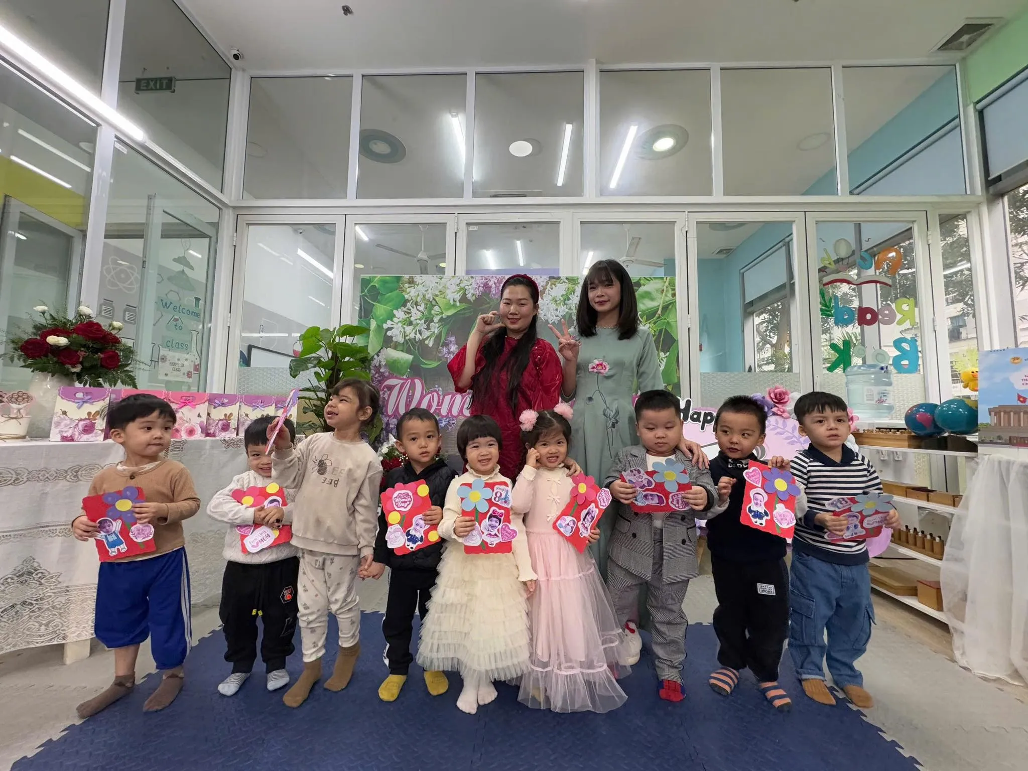 Fairy School chào mừng Ngày Quốc tế Phụ nữ 8/3 – Trao gửi yêu thương từ những đôi tay bé nhỏ