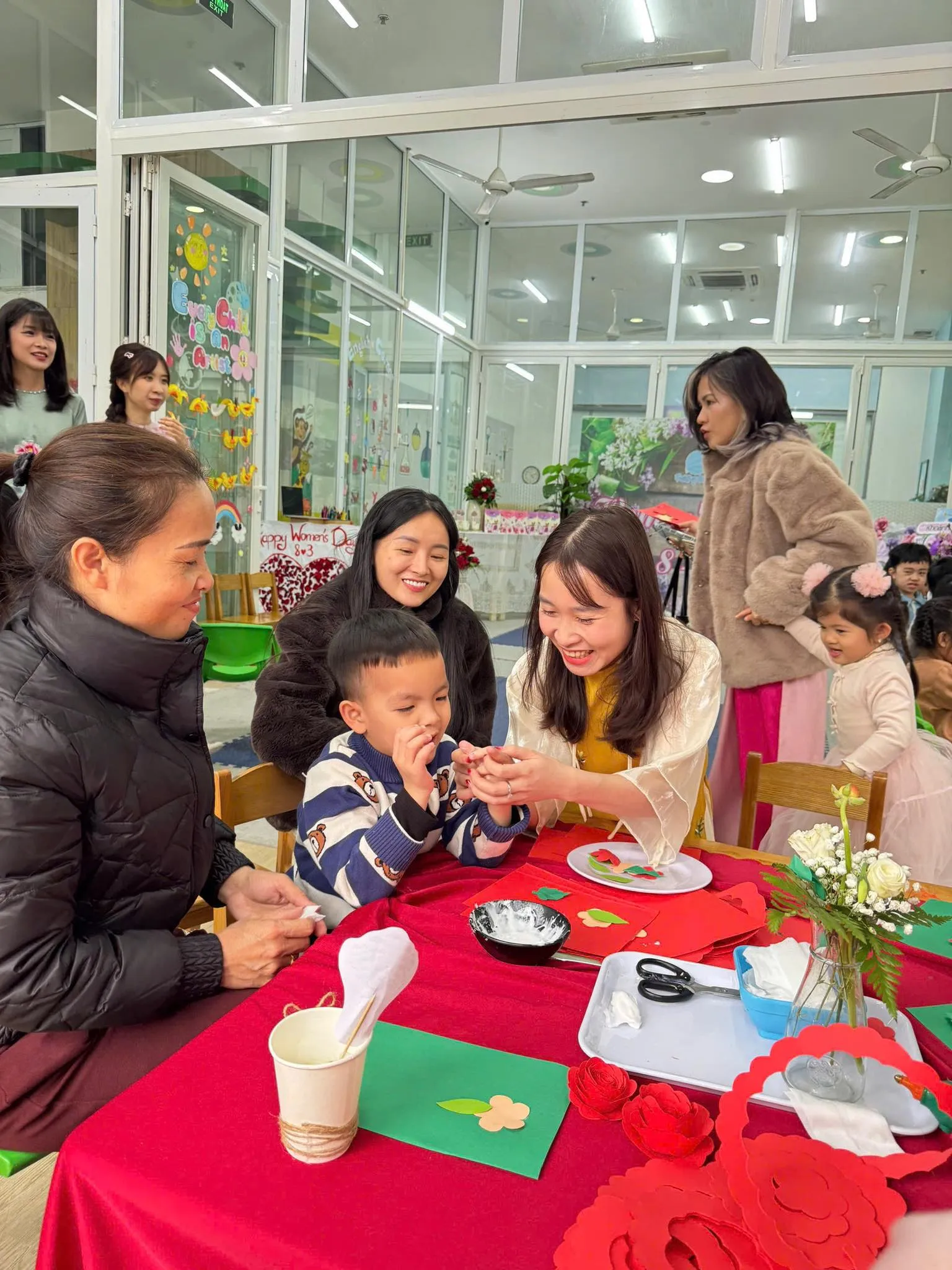 Fairy School chào mừng Ngày Quốc tế Phụ nữ 8/3 – Trao gửi yêu thương từ những đôi tay bé nhỏ