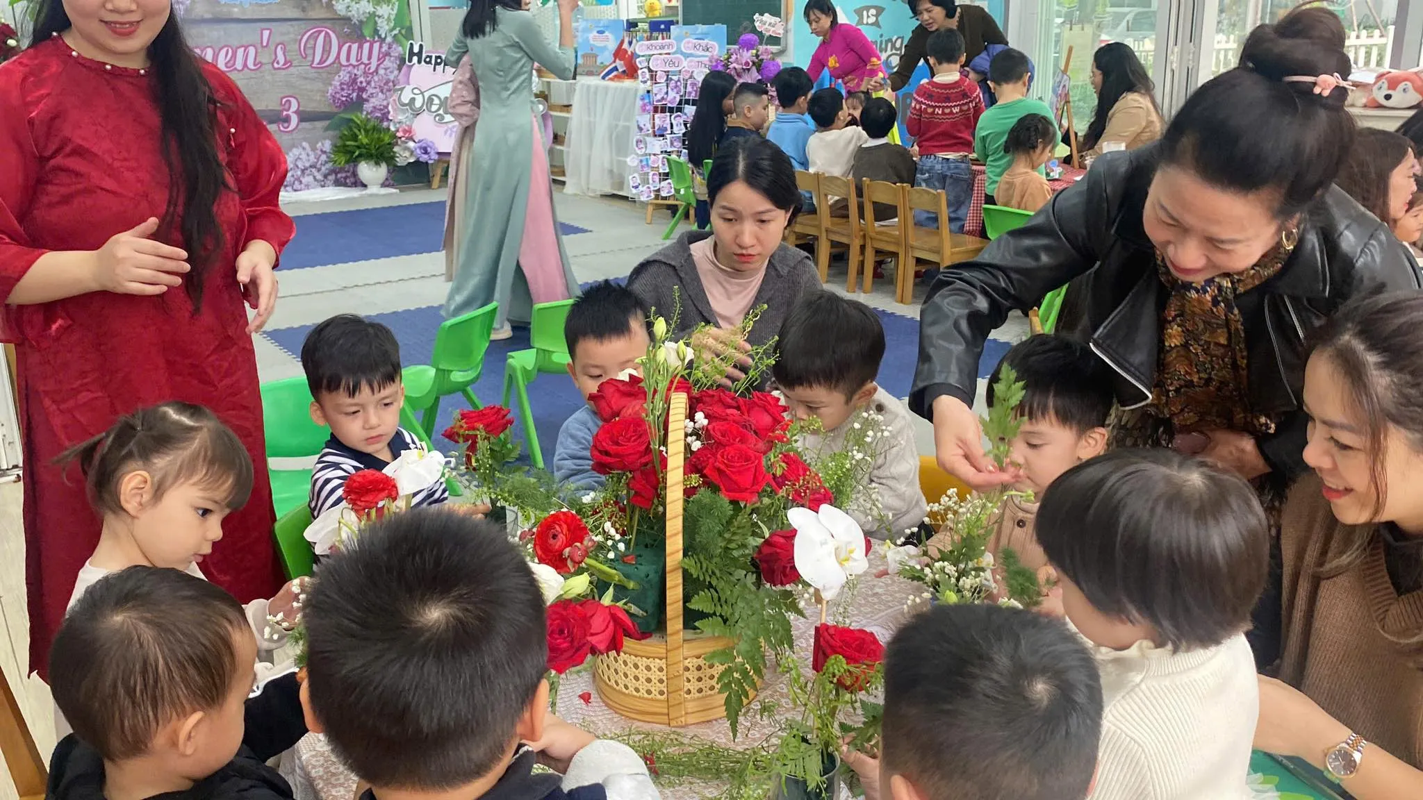 Fairy School chào mừng Ngày Quốc tế Phụ nữ 8/3 – Trao gửi yêu thương từ những đôi tay bé nhỏ