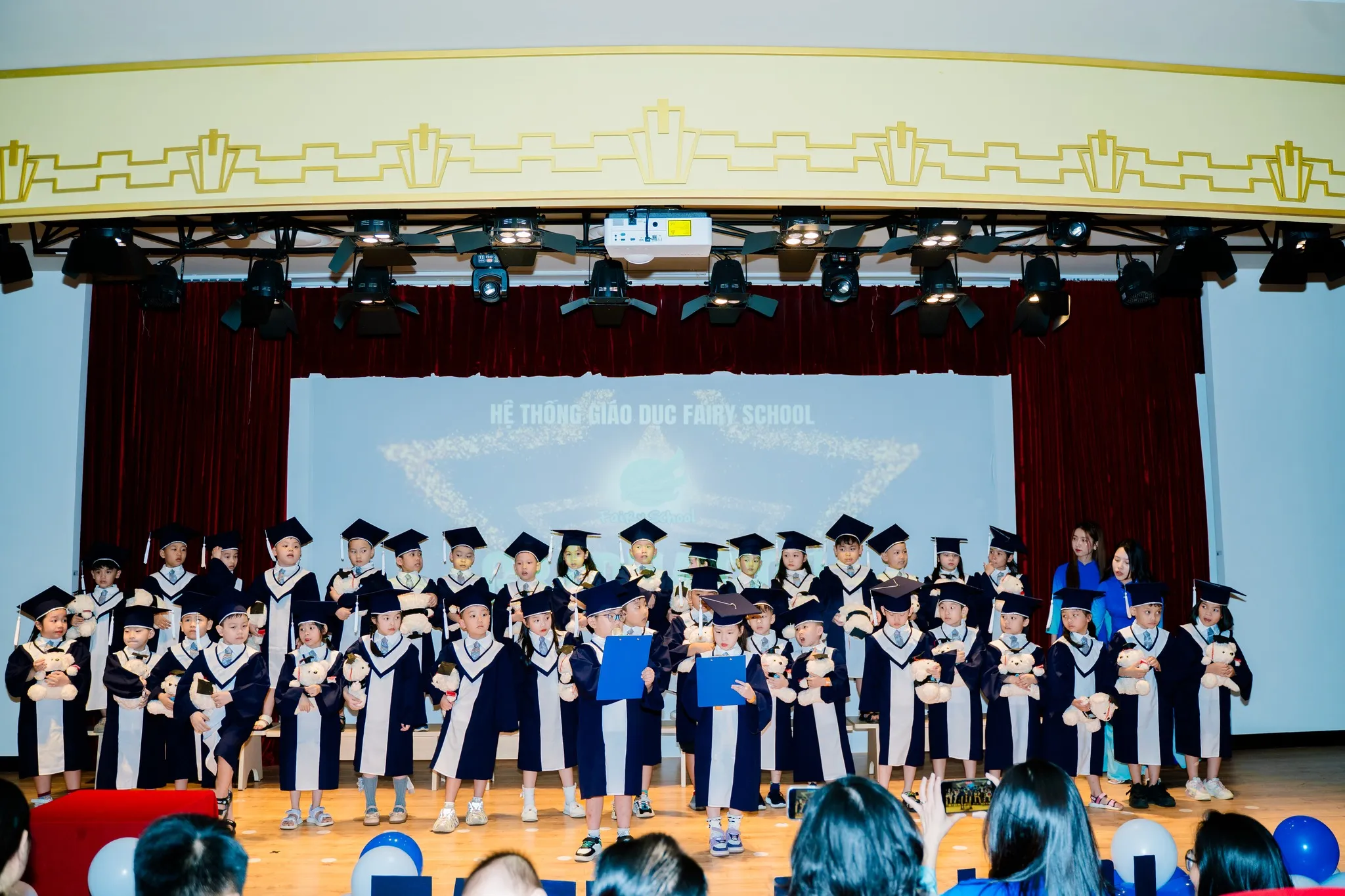 Lễ Tốt Nghiệp Fairy School 2025 – Con Đã Lớn Khôn 7 Lễ Tốt Nghiệp Fairy School 2025 – Con Đã Lớn Khôn